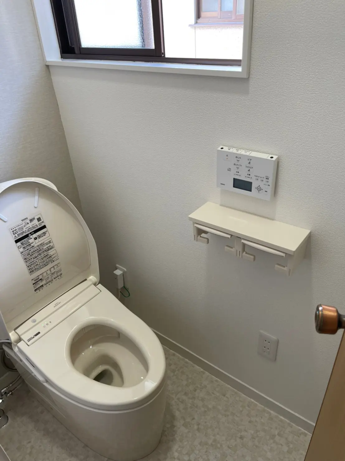 【広島】トイレ交換、クロス張り替え