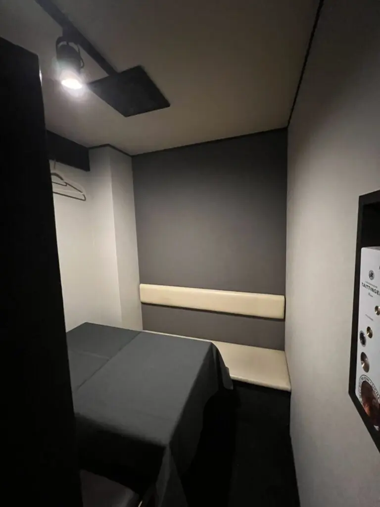 【広島リフォームの匠】 クロス張り替え・看板工事